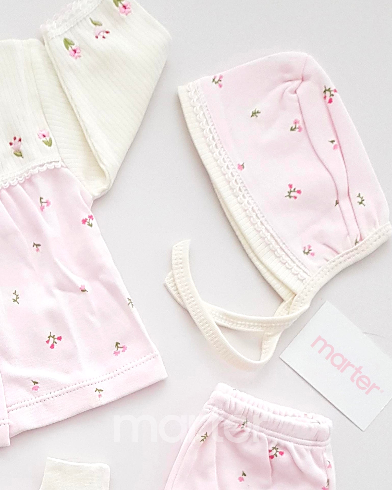 طقم جميل للبنات حديثي الولادة مزين بأزهار صغيرة مكون من 5 قطع